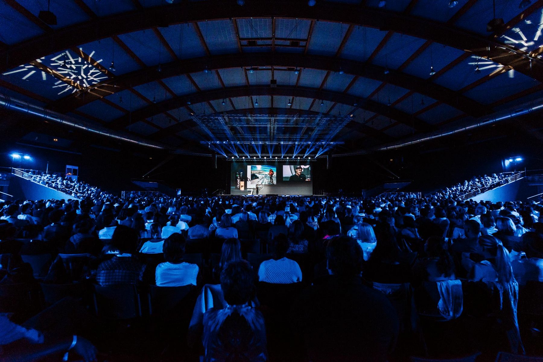 Publikum bei einem Motivationsvortrag von Wolfgang Fasching in einer Eventhalle