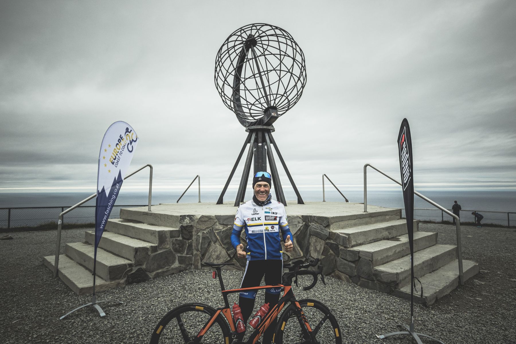 Wolfgang Fasching mit Rennrad am Nordkap als Symbol für Zielerreichung, klare Gedanken und erfolgreiches Handeln