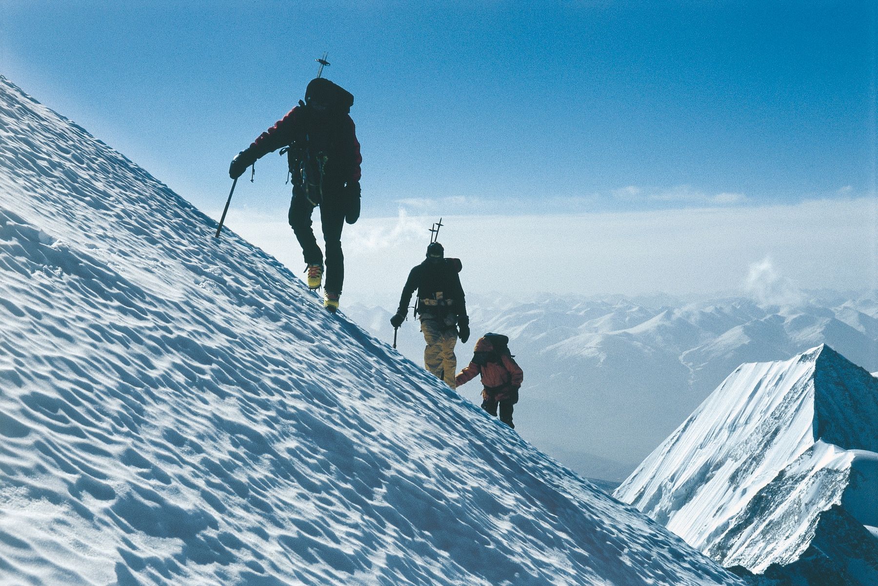 Bergsteiger beim Aufstieg im Hochgebirge als Sinnbild für Herausforderungen und gemeinsame Zielerreichung