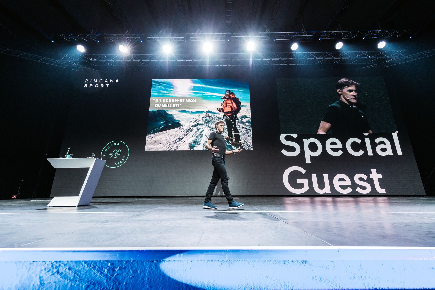 Wolfgang Fasching auf der Bühne als Speaker vor großem Publikum zum Thema Führung und Verantwortung