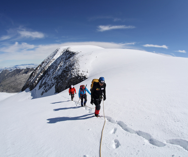 Seilschaft im Hochgebirge als Symbol für Führung, Vertrauen und gemeinsame Zielerreichung