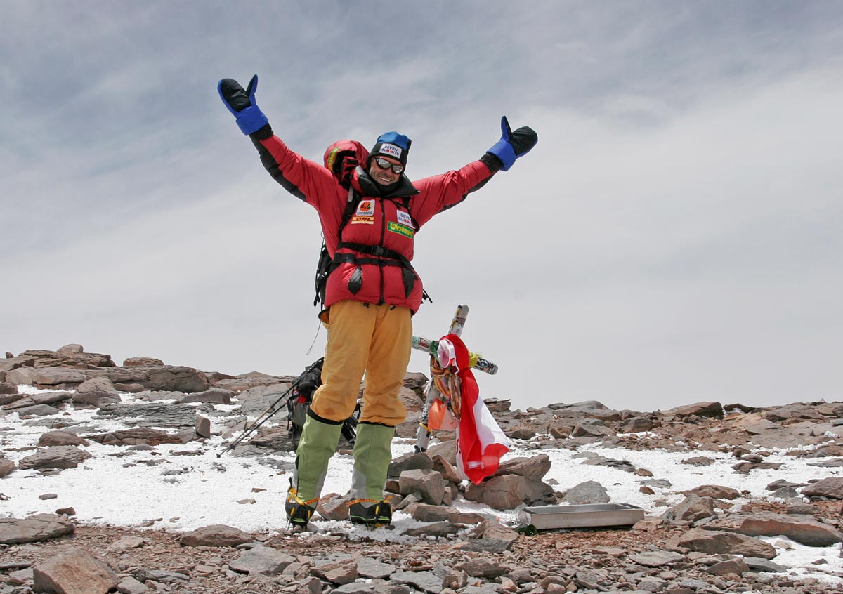 Bergsteiger am Gipfel nach Zielerreichung als Sinnbild für Erfolg und die Frage nach dem Danach