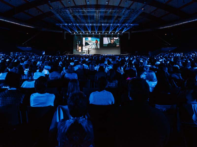 Großes Publikum bei einem Vortrag über Vertrieb, Fokus und Abschlussstärke