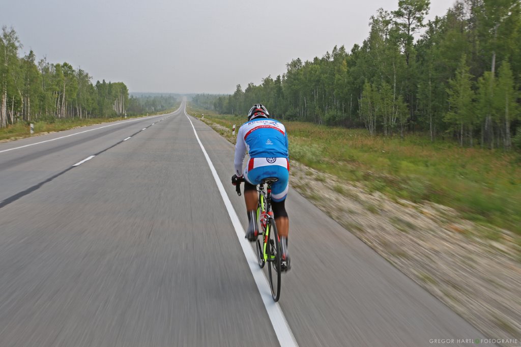 Radfahrer auf langer Strecke als Sinnbild für Zielklarheit, Fokus und konsequentes Dranbleiben