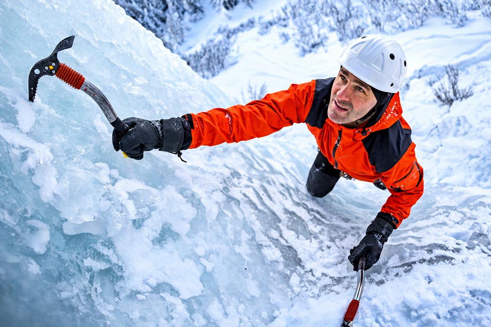 Wolfgang Fasching in steiler Eiswand als Beispiel für Mut, Fokus und den Umgang mit Risiko